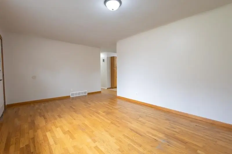 14010 Torrey RD, Fenton, MI 48430 - Image #3