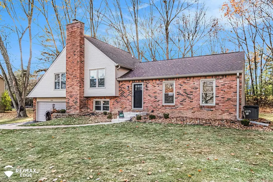 9326 Green Tree DR, Grand Blanc Charter Township, MI 48439 - Image #2