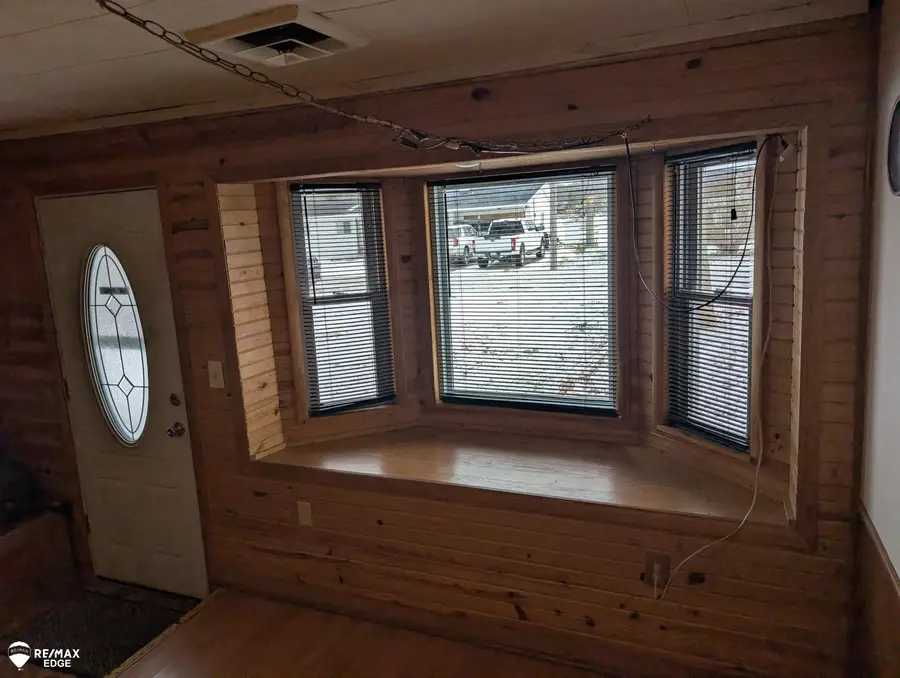 710 Lakeshore DR, Columbiaville, MI 48421 - #3