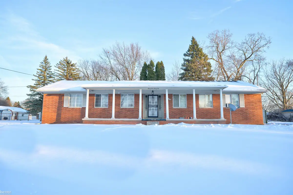 3522 Ridgecliffe DR, Flint, MI 48532 - Image #1