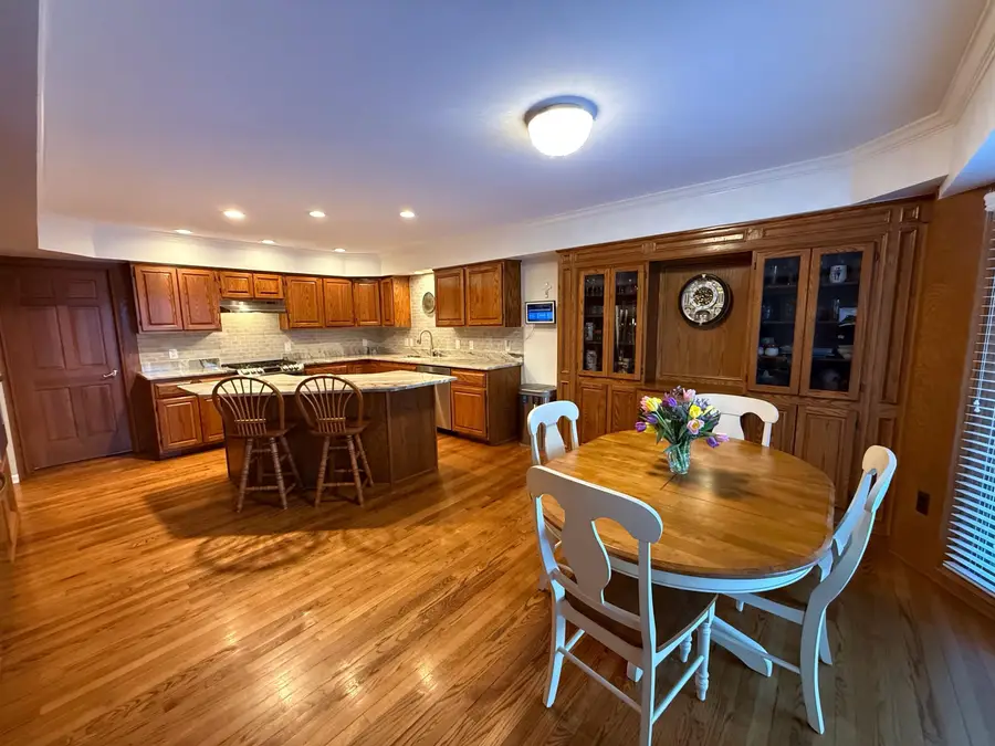 2220 Juniper CT, Shelby Charter Township, MI 48326 - Image #2