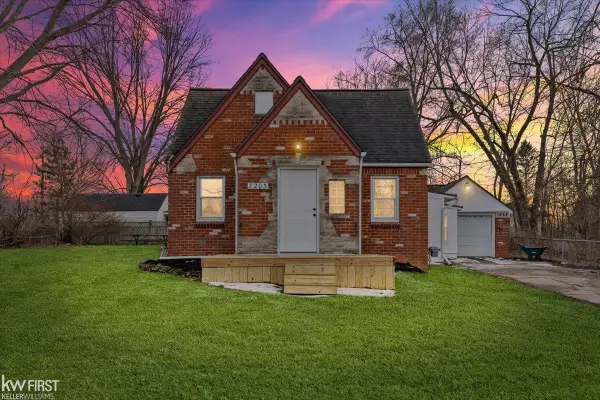 7205 Williams Lake, Waterford, MI 48329