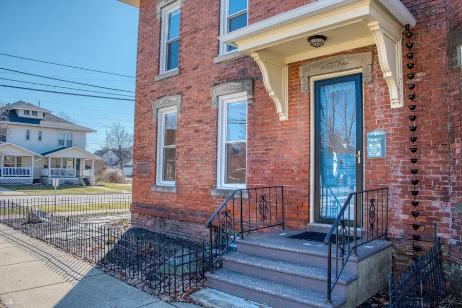 303 W Williams ST, Owosso, MI 48867 - #3