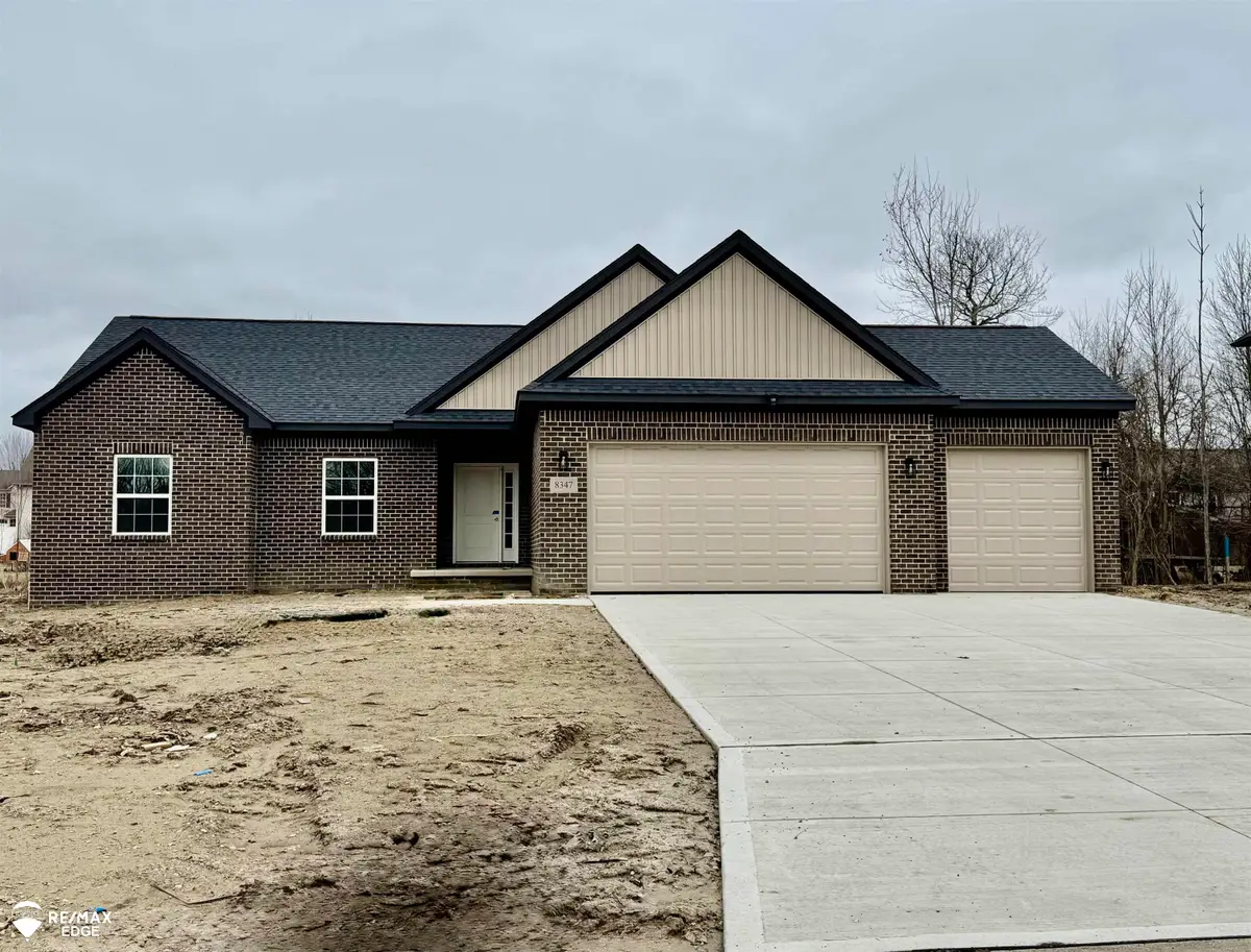 8347 Peninsula CIR, Grand Blanc, MI 48439 - #1
