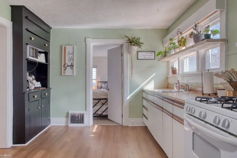 323 S Chipman ST, Owosso, MI 48867 - #2