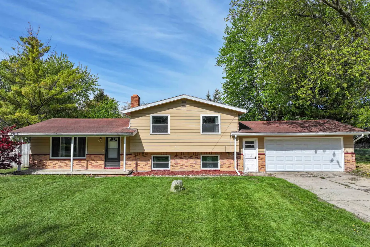6058 Meadowwood LN, Grand Blanc, MI 48439 - #1