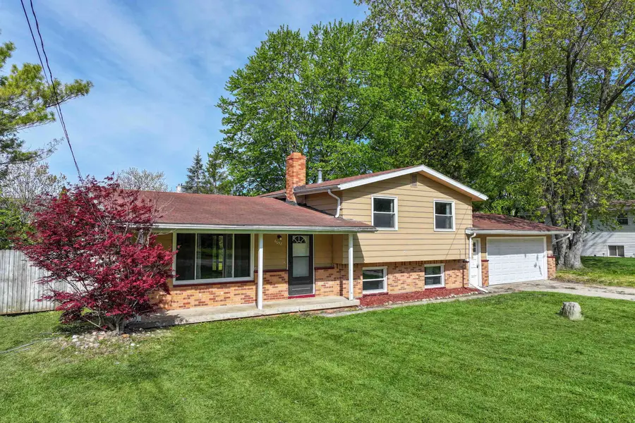6058 Meadowwood LN, Grand Blanc, MI 48439 - #2