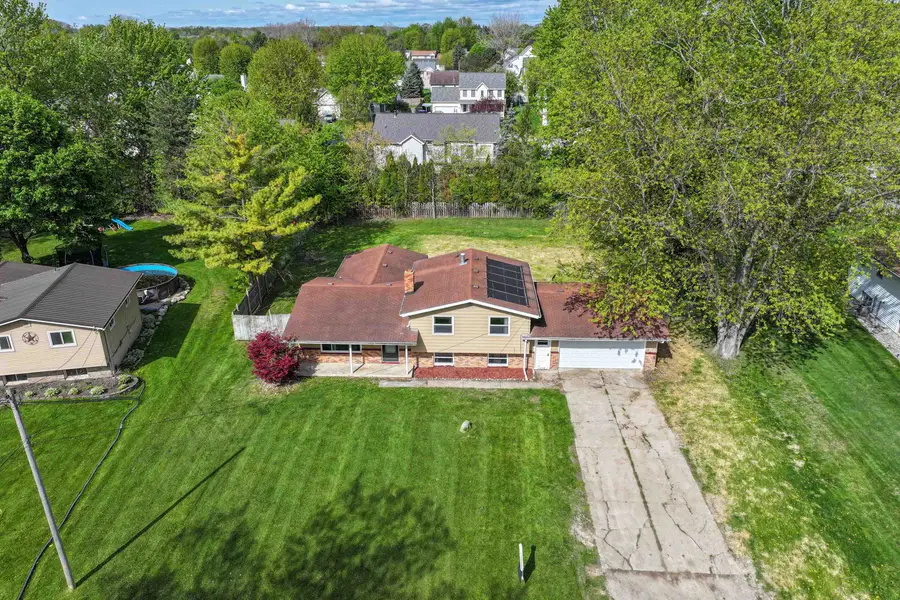 6058 Meadowwood LN, Grand Blanc, MI 48439 - #3