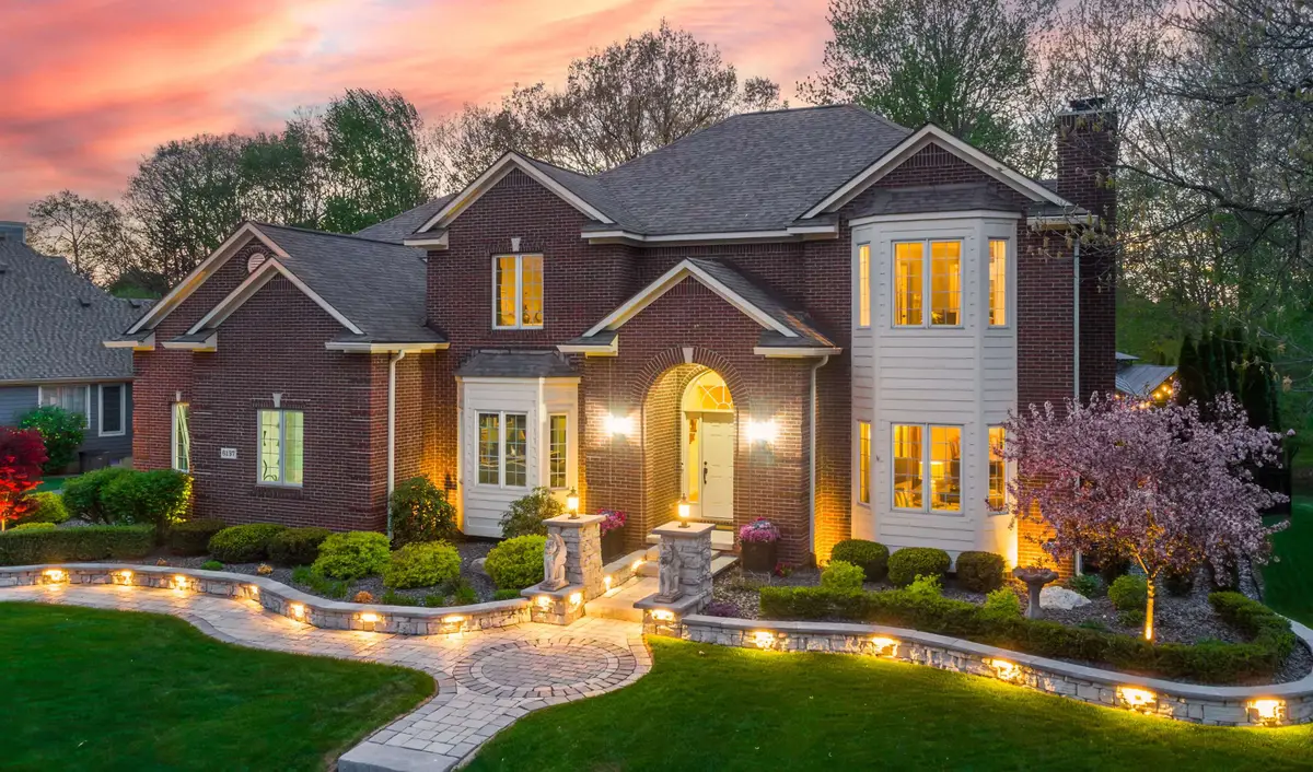 6137 Brookstone LN, Grand Blanc, MI 48439 - #1