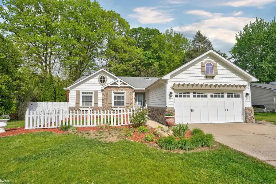 5311 Crestwood DR, Grand Blanc, MI 48439 - #2