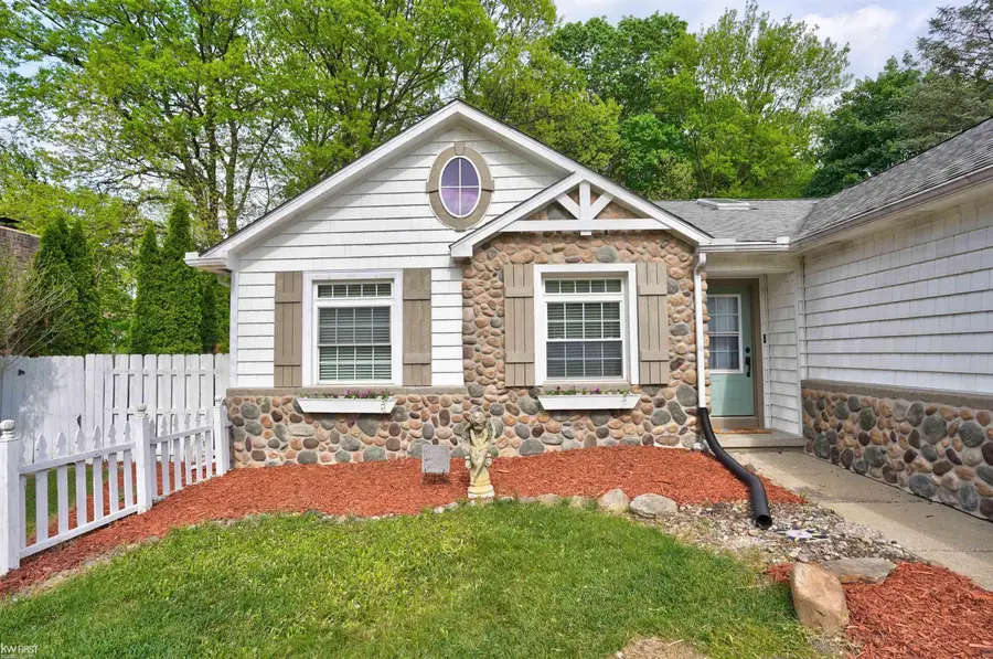 5311 Crestwood DR, Grand Blanc, MI 48439 - #3