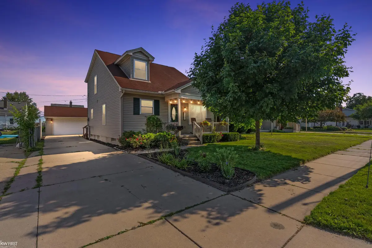 8307 Edward AVE, Center Line, MI 48015 - #1