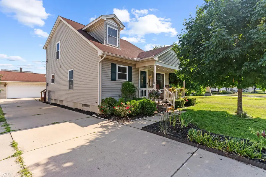 8307 Edward AVE, Center Line, MI 48015 - #3