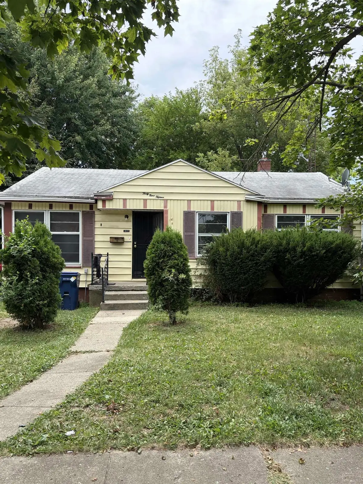4915 Birchcrest DR, Flint, MI 48504 - #1