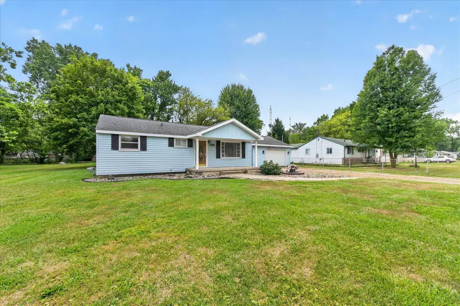 6162 Sandy LN, Burton, MI 48519 - #2