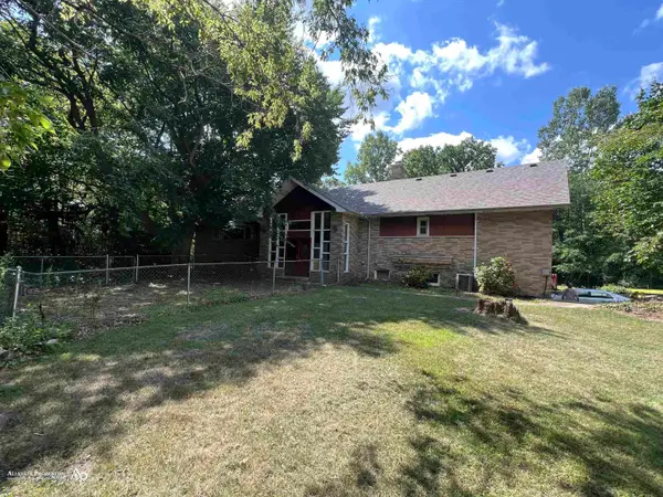 210 Elmwood DR, Davison, MI 48423