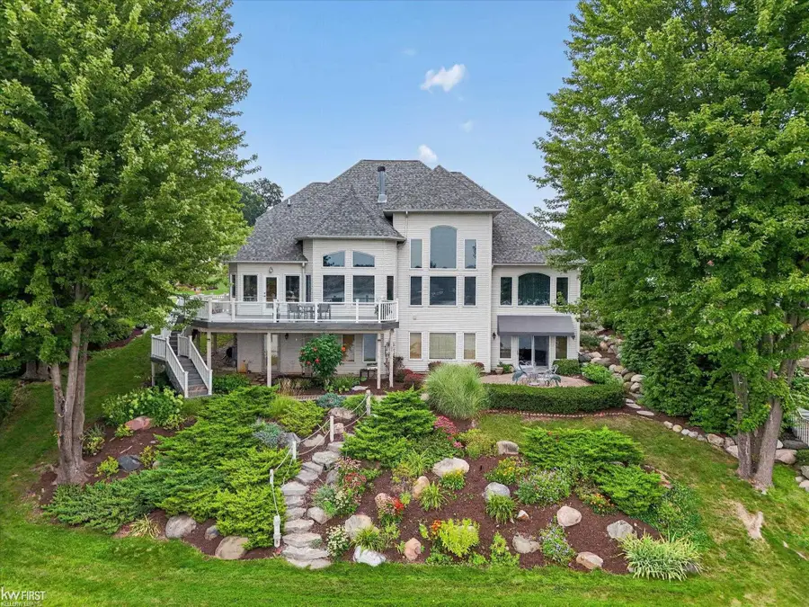 16048 Pine Bluff CT, Fenton, MI 48430 - #2