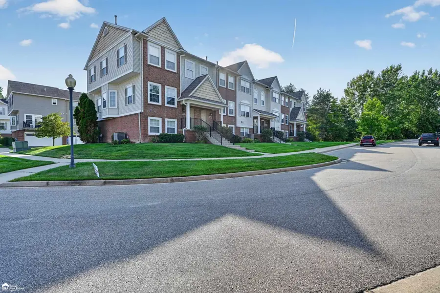 804 Eagle DR, Fenton, MI 48430 - #2