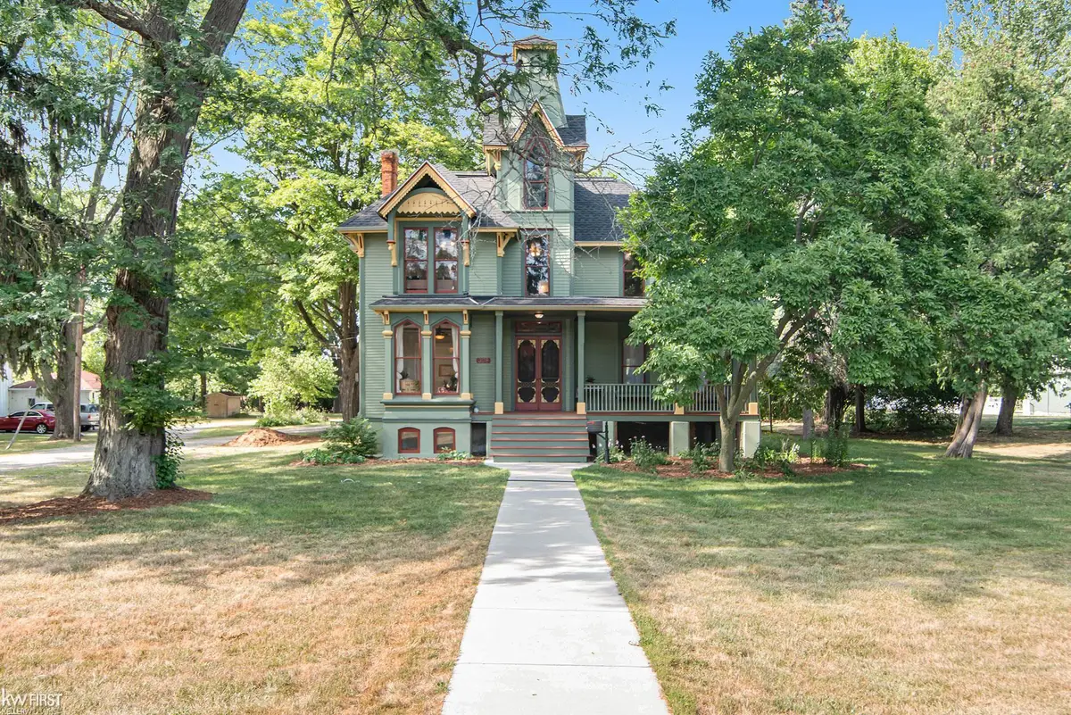 308 W Shiawassee AVE, Fenton, MI 48430 - #1