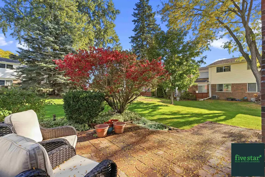 13049 Lockmoor DR, Grand Blanc, MI 48439 - #2
