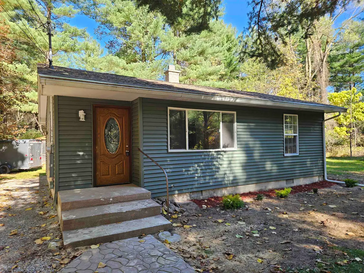2428 W Chippewa River RD, Midland, MI 48640 - #1