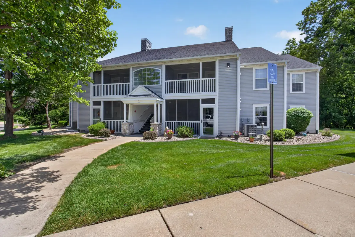 864 W Barrington Circle, Jackson, MI 49203 - #1