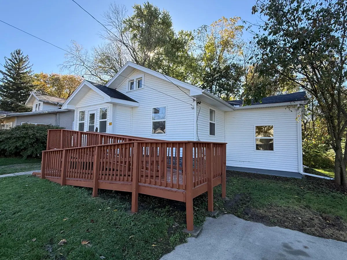 227 E Prospect Street, Jackson, MI 49203 - #1