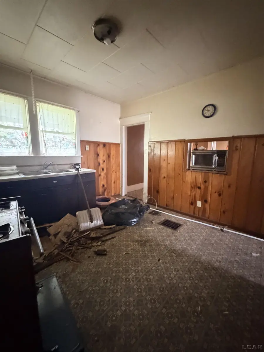1108 Frank ST, Adrian, MI 49221 - #2