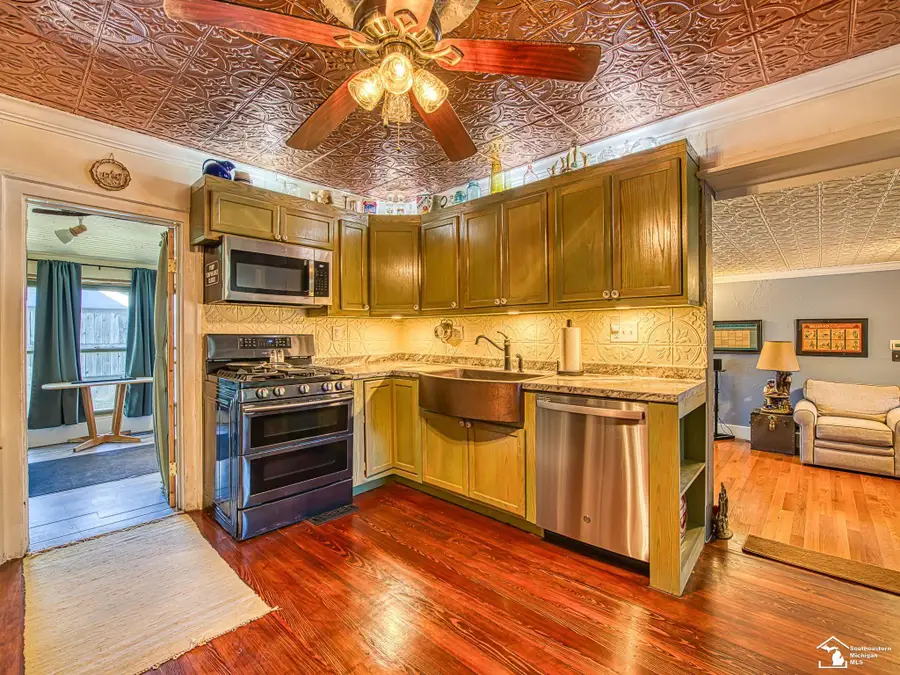 301 W Shawnee ST, Tecumseh, MI 49286 - Image #2