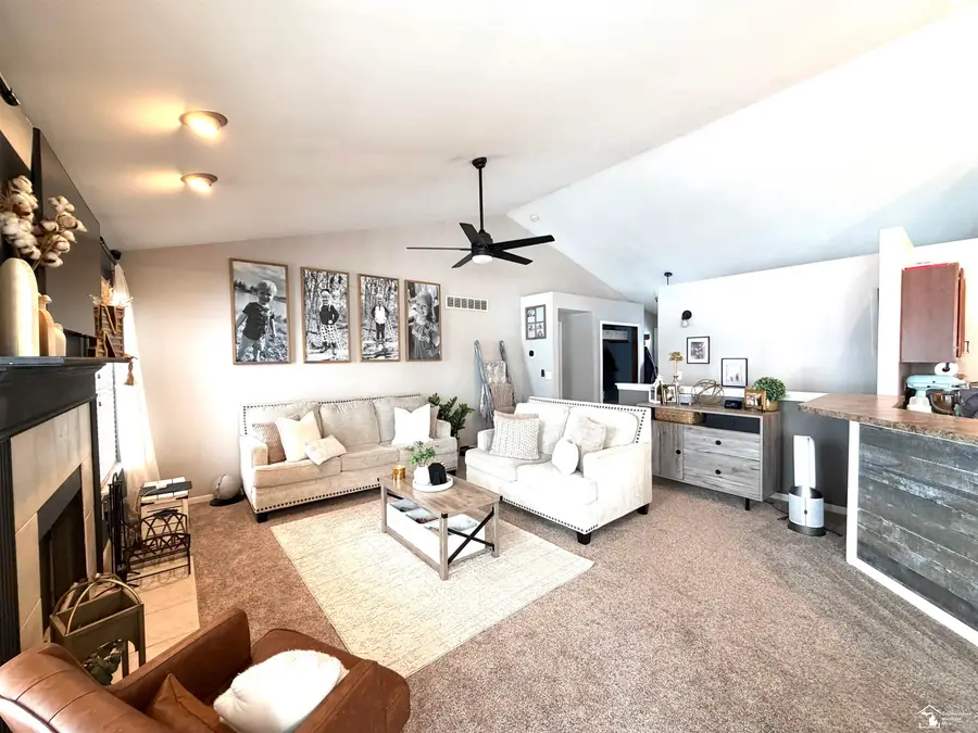 959 Plum Grove DR, Monroe, MI 48161 - Image #2