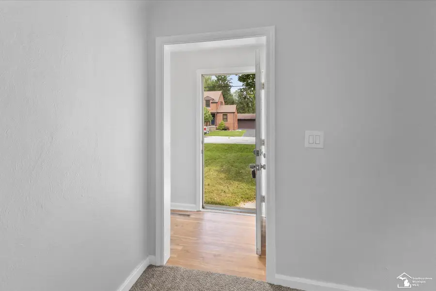 1027 S Park DR, Temperance, MI 48182 - Image #3
