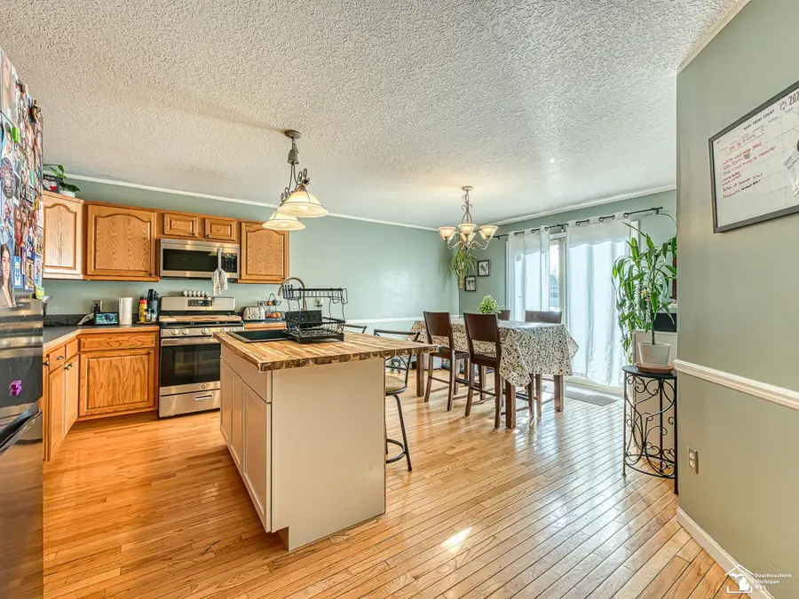 12459 Matthews ST, Carleton, MI 48117 - #3