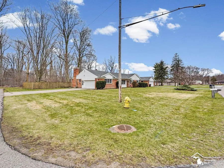 1593 Longfellow DR, Temperance, MI 48182 - #3