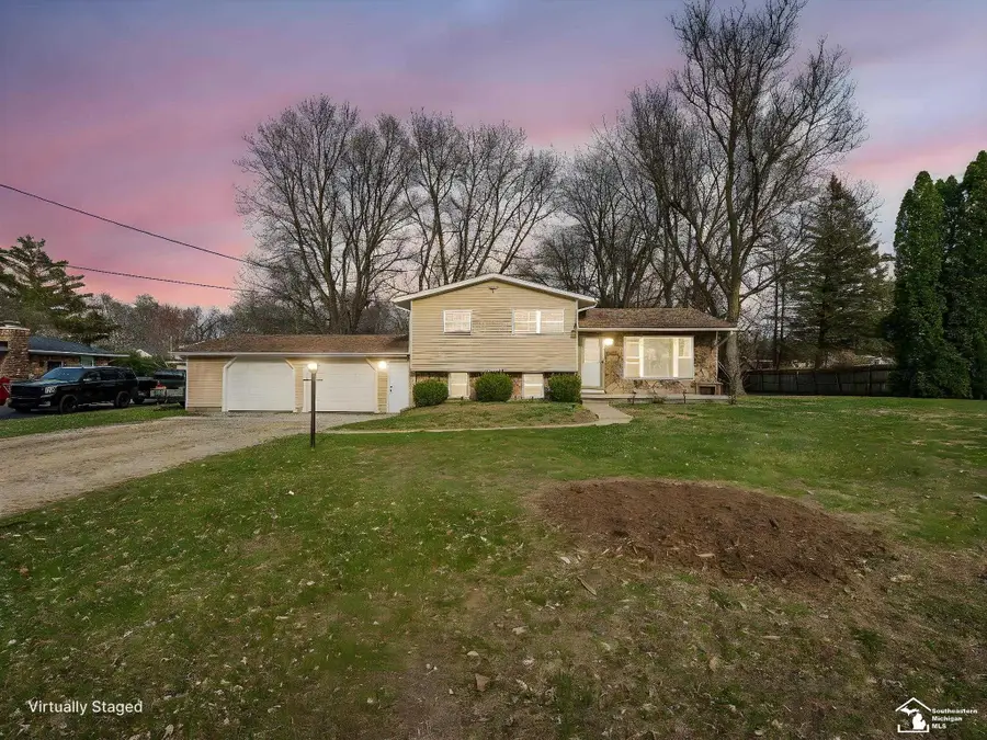 8872 Woodside DR, Temperance, MI 48182 - #2