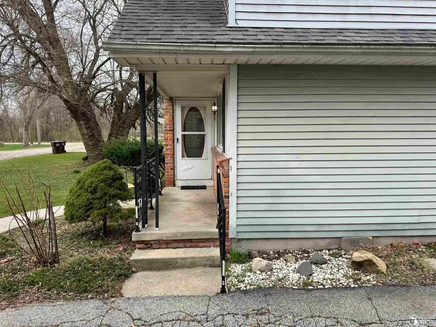 647 Washington ST, Temperance, MI 48182 - #2
