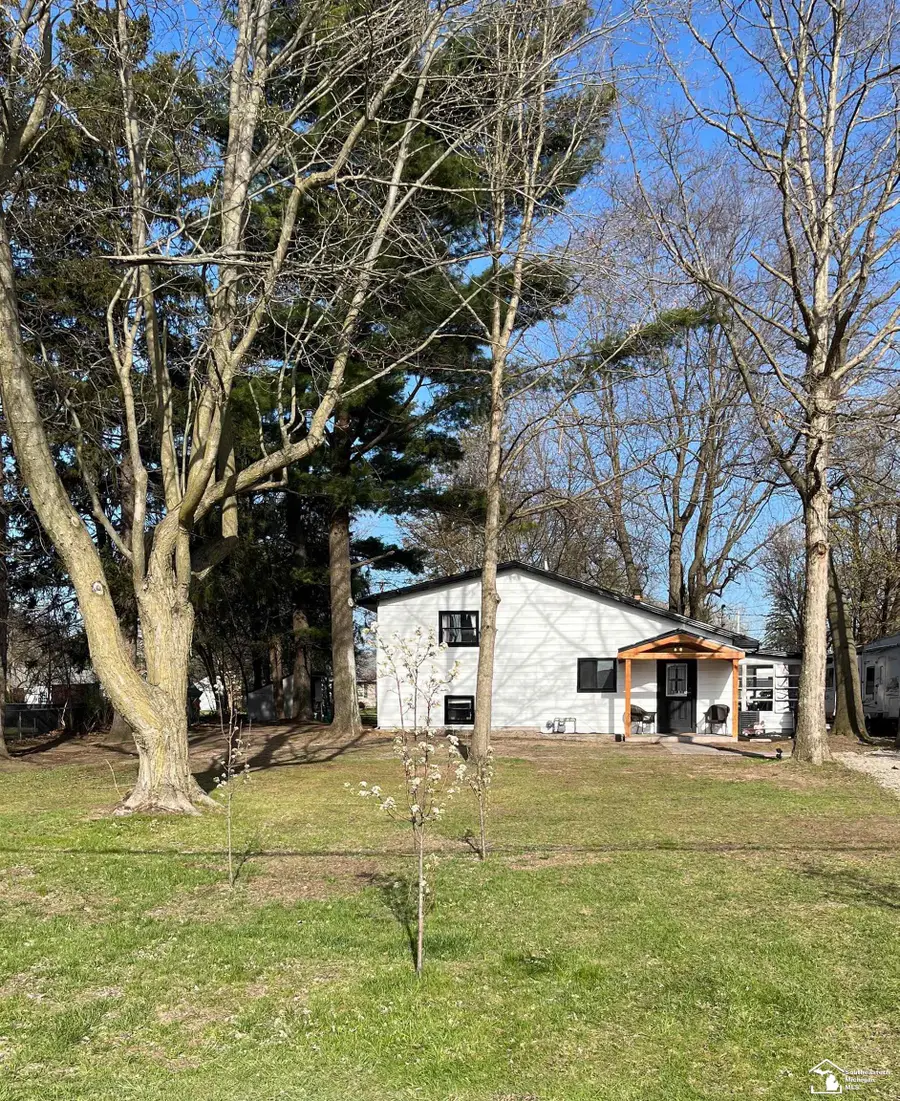 7252 Douglas RD, Lambertville, MI 48144 - #2