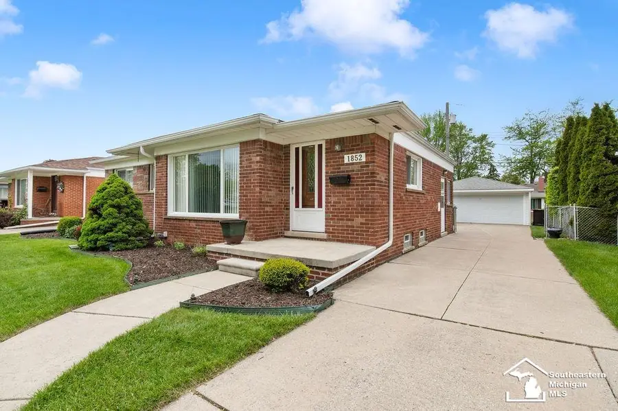 1852 E Longmeadow RD, Trenton, MI 48183 - #2