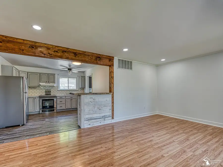 42064 Arthur ST, Belleville, MI 48111 - #3