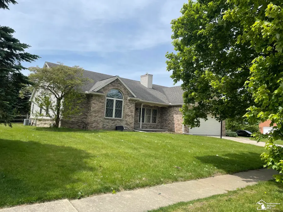 6755 Marzden DR, Lambertville, MI 48144 - #2