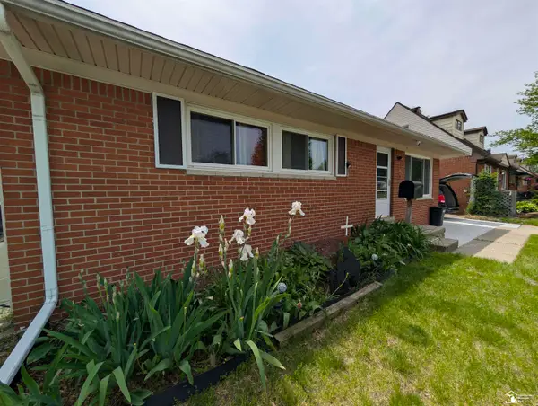 37613 Castle DR, Romulus, MI 48174