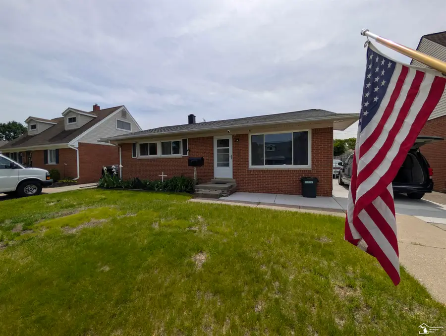 37613 Castle DR, Romulus, MI 48174 - #2