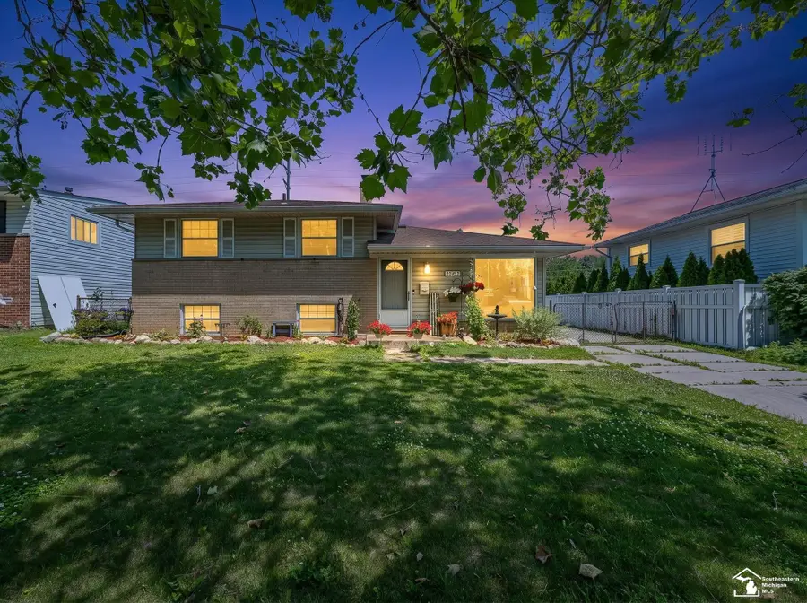 22452 Candace ST, Rockwood, MI 48173 - #2