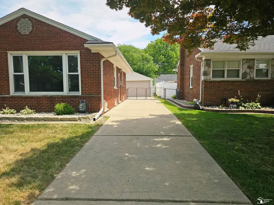 2955 Bridge ST, Trenton, MI 48183 - #3