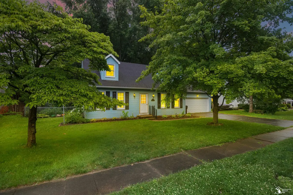 8858 Tanglewood RD, Temperance, MI 48182 - #1