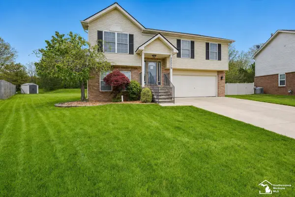 29229 Hunter CT, Brownstown, MI 48183