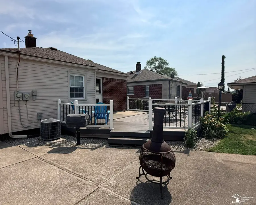 14601 Arlington ST, Allen Park, MI 48101 - #3