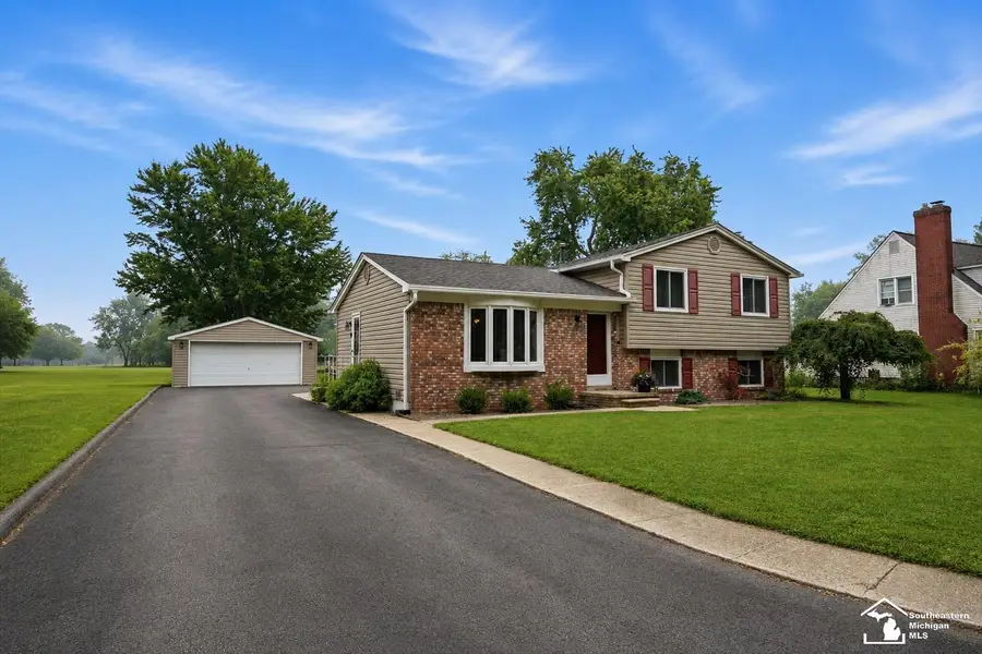 33429 Ludwig DR, Rockwood, MI 48173 - #2