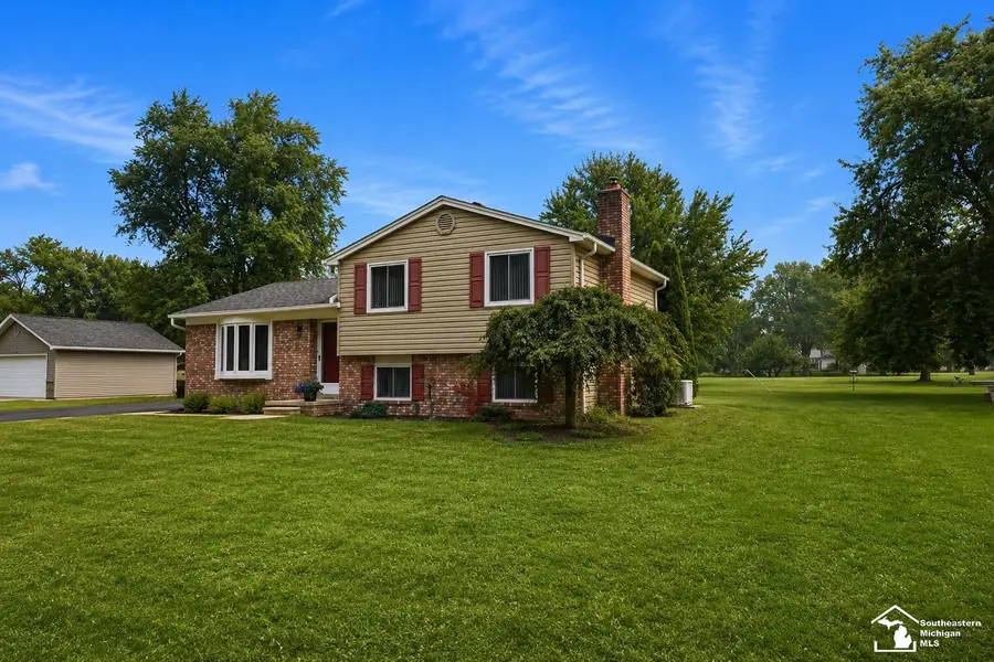33429 Ludwig DR, Rockwood, MI 48173 - #3