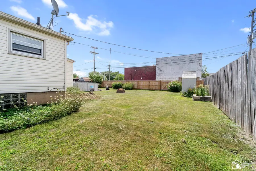 1727 Sycamore ST, Wyandotte, MI 48192 - #2