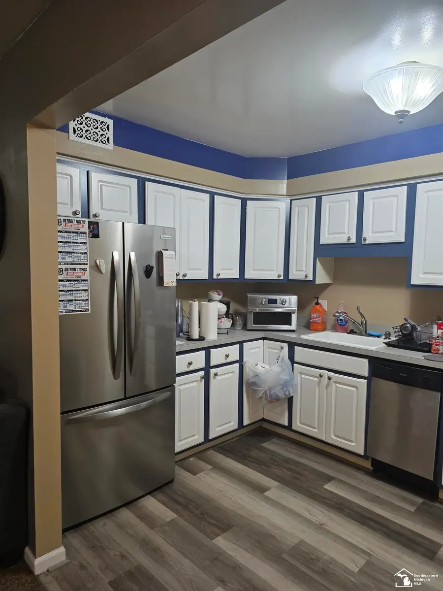 16034 Holz DR, Southgate, MI 48195 - #2